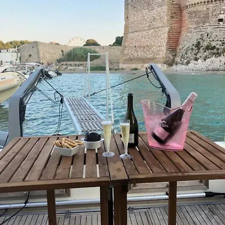 ספינת מלון Odissea Boat - Esperienza Romantica Per Coppia In Yacht אוטרנטו