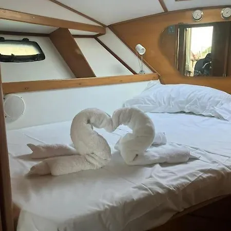 ספינת מלון Odissea Boat - Esperienza Romantica Per Coppia In Yacht אוטרנטו